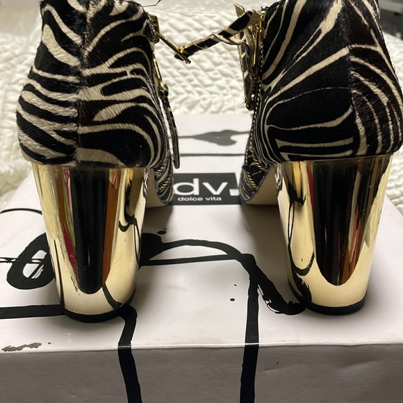 Size 8.5. Dolce Vita Zebra Calf fur. Double Side Zip, Gold Heels. Never worn. - Picture 4 of 12